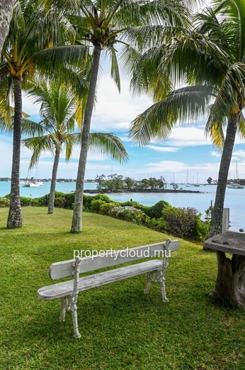 À LOUER – Superbe appartement “pieds dans l’eau” à Grand Baie