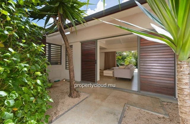 For sale: villa in a prestigious residence accessible to foreigners. Two minutes from the center of Grand Baie.