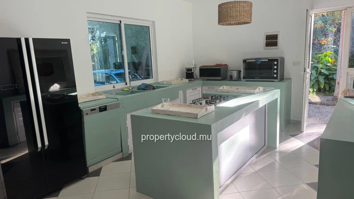 FOR RENT / Large 3-bedroom villa with annex (2 bedrooms) and 2100 m2 of garden / CALODYNE - Mauritius