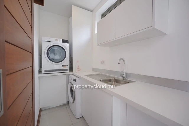 For sale: 3-bedroom apartment accessible to foreigners in Pointe aux Cannoniers.