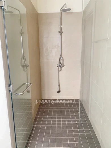 Floréal à vendre magnifique et récent maison duplex 3 chambres situé dans une luxueuse résidence sécurisée au calme.