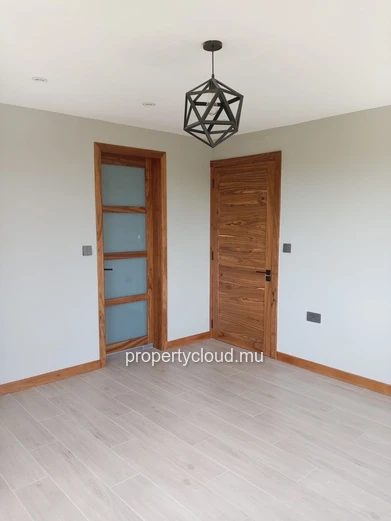 New contemporary villa in Pereybere – 6 bedrooms – Central swimming pool – Premium amenities