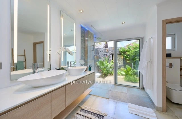 For sale: villa in a prestigious residence accessible to foreigners. Two minutes from the center of Grand Baie.