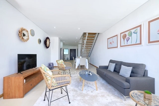 A vendre appartement Accessible aux étrangers (R+2) sur Grand Baie La Croisette, duplex de 130 m2, vendu meublé et éq...