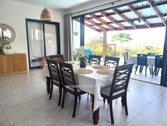 Tamarin – For sale, recent 3-bedroom villa with swimming pool and open view