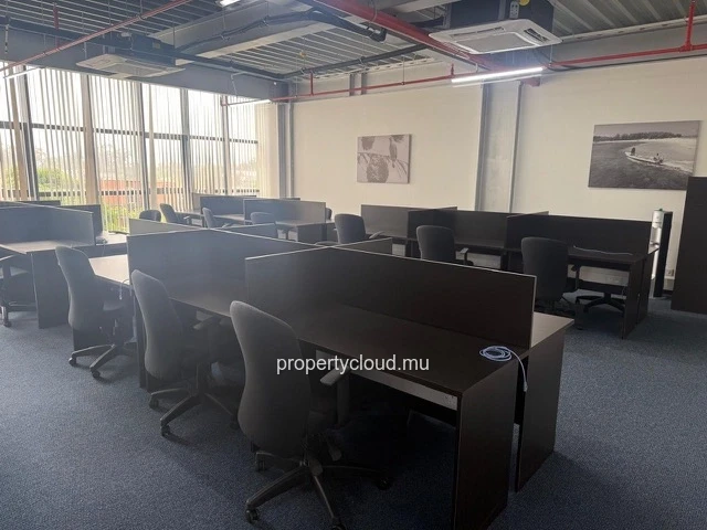 Your tailor-made office, at the heart of the action!