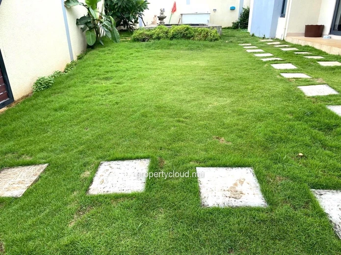 Albion, pleasant and recently built 3-bedroom villa with plunge pool for rent, located in a quiet residential area.