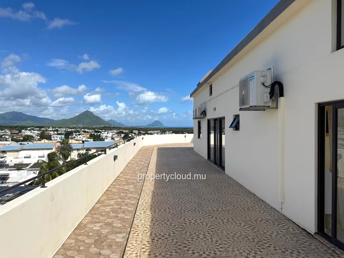 Flic en Flac for rent 4 bedroom penthouse with sea view in Flic en Flac