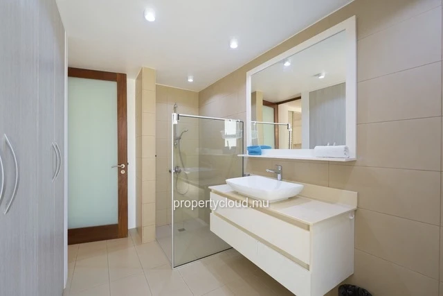 A vendre appartement d'une chambre en suite en rez de jardin, meublé et équipé accessible aux étrangers à Mont Choisy.
