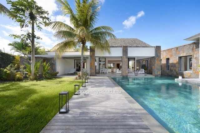 For sale: 4-bedroom villa with en suite rooms + office, 414.20 m2 on a 1,065 m2 plot, accessible to foreigners in Gra...