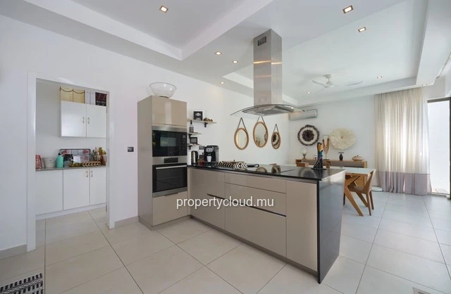 I am offering you, off the record, long-term rental in Cap Malheureux.