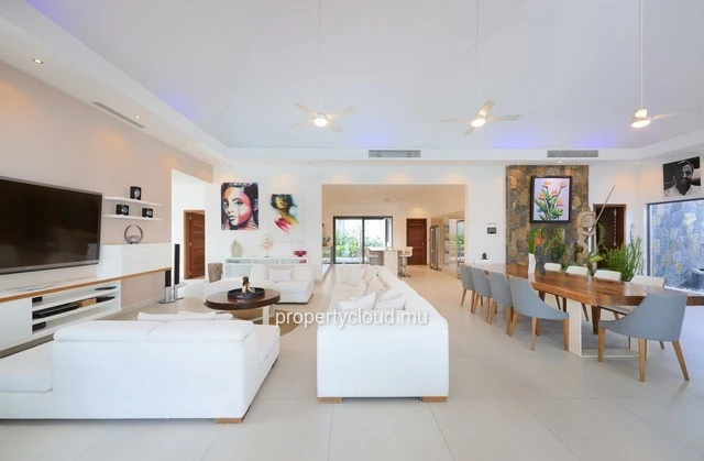 For sale: 4-bedroom villa with en suite rooms + office, 414.20 m2 on a 1,065 m2 plot, accessible to foreigners in Gra...