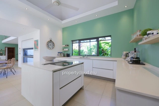 For sale: magnificent villa in a residence accessible to foreigners in Grand Baie.
