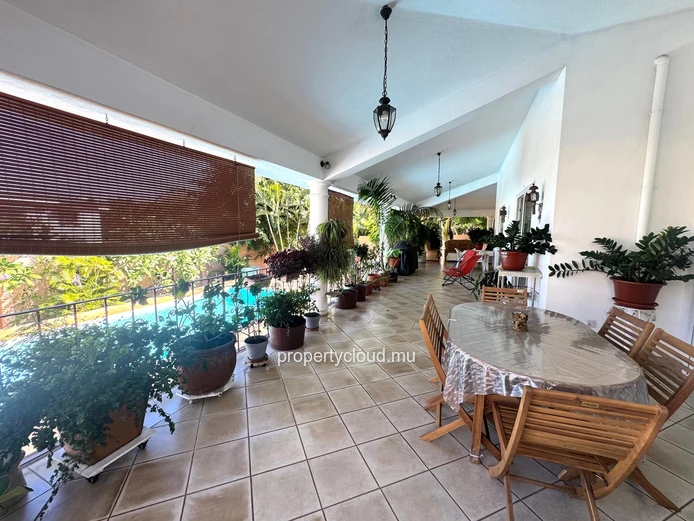 ALBION – FOR SALE – Spacious family villa with separate apartment, swimming pool and garage
