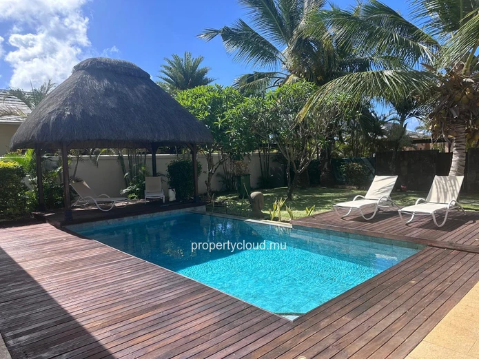 Discover this magnificent 4-bedroom villa, nestled in the heart of a private residence, a few steps from the coastal ...