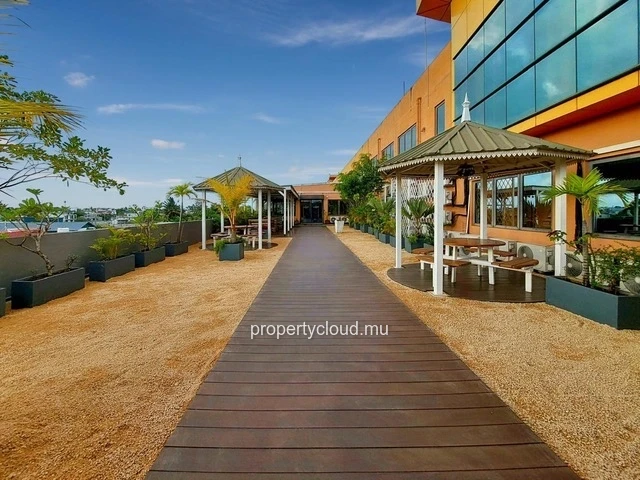 Your tailor-made office, at the heart of the action!