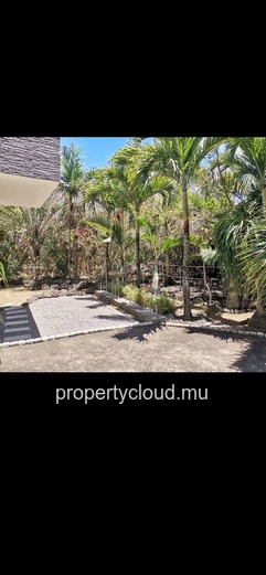 Exceptional 120 m² duplex with a 170 m² landscaped garden in The Vale – A rare and unique property