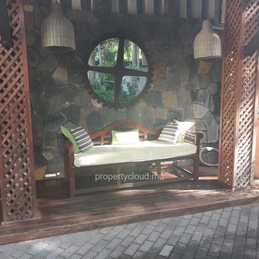 For sale large and comfortable residence of 350 m2 with private swimming pool and beautiful wooded courtyard in Trou ...