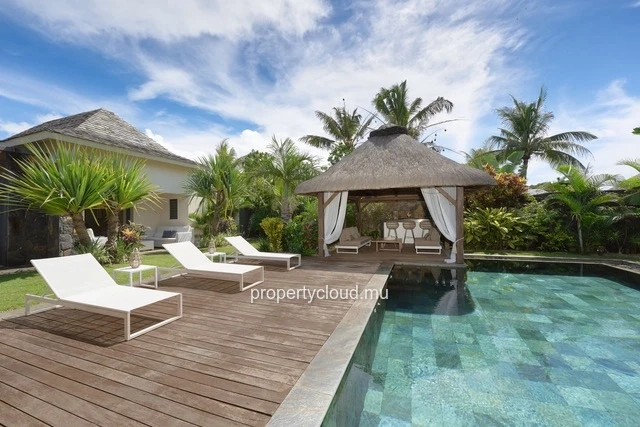 For sale: magnificent villa in a residence accessible to foreigners in Grand Baie.