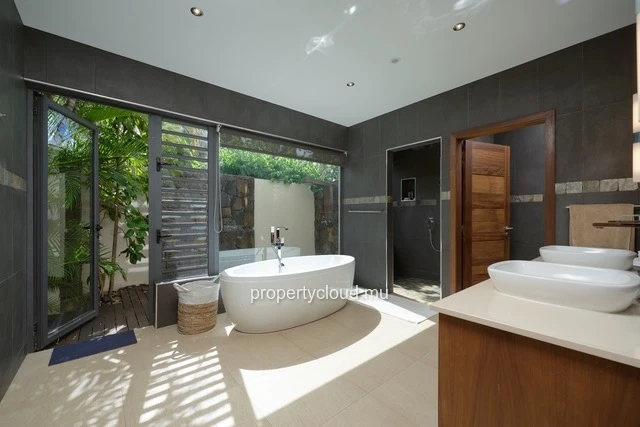 For sale: magnificent villa in a residence accessible to foreigners in Grand Baie.