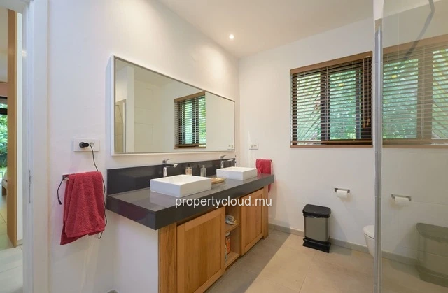 For sale: ground floor apartment in Pointe Aux Canonniers, accessible to foreigners.