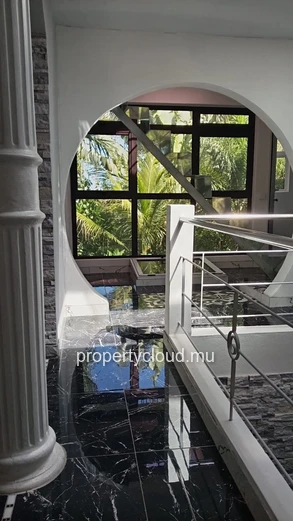 Exceptional 120 m² duplex with a 170 m² landscaped garden in The Vale – A rare and unique property