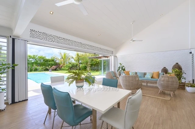 For sale: villa in a prestigious residence accessible to foreigners. Two minutes from the center of Grand Baie.
