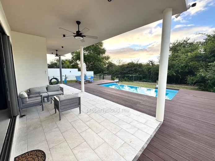  Flic en Flac, Mauritius: For sale, magnificent recent contemporary villa with swimming pool and nature views.