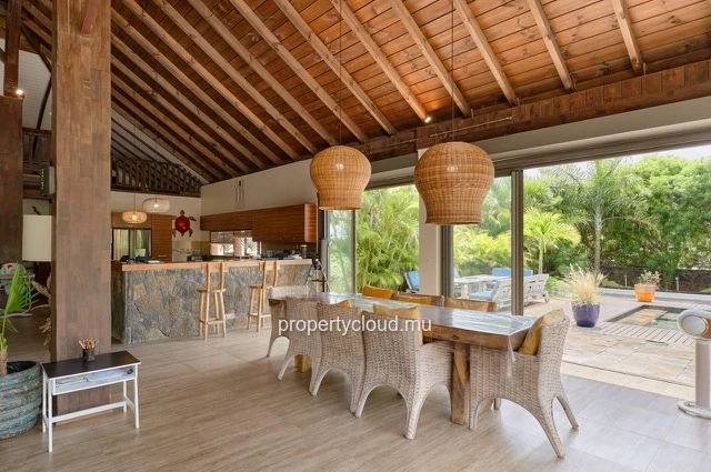 For sale: magnificent villa in a residence accessible to foreigners in Pereybere.