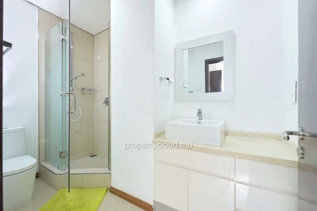 A vendre appartement Accessible aux étrangers (R+2) sur Grand Baie La Croisette, duplex de 130 m2, vendu meublé et éq...