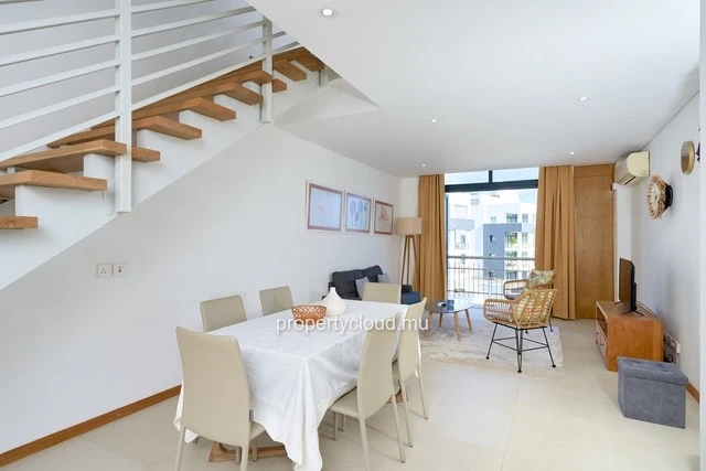 A vendre appartement Accessible aux étrangers (R+2) sur Grand Baie La Croisette, duplex de 130 m2, vendu meublé et éq...