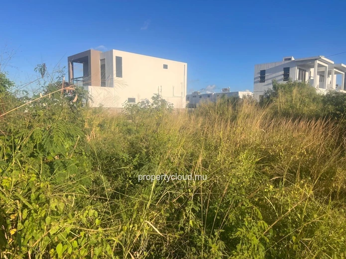 For Sale – 711 m² plot of land in Grand Baie – Strategic location