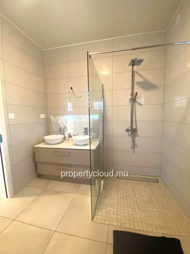 Albion for rent: Beautiful, recently built, single-storey villa with three bedrooms and swimming pool, located in a q...