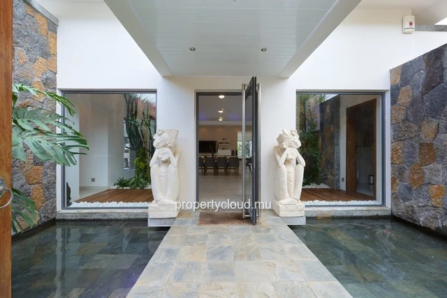 For sale: 4-bedroom villa with en suite rooms + office, 414.20 m2 on a 1,065 m2 plot, accessible to foreigners in Gra...
