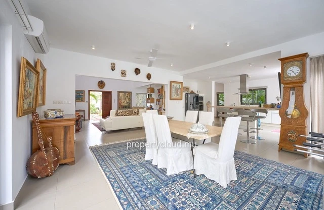 For sale: 4-bedroom villa accessible to foreigners, ideally located in La Salette, Grand Baie.