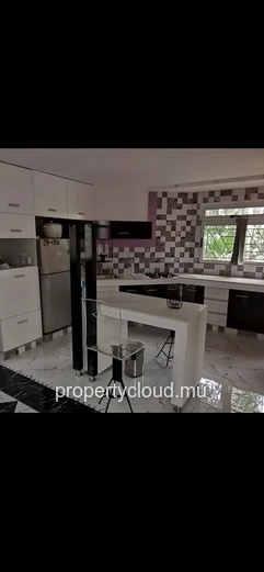 Exceptional 120 m² duplex with a 170 m² landscaped garden in The Vale – A rare and unique property