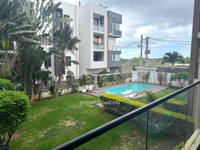 Flic en Flac, 2-bedroom apartment for rent located in a secure residence with swimming pool, elevator and covered par...