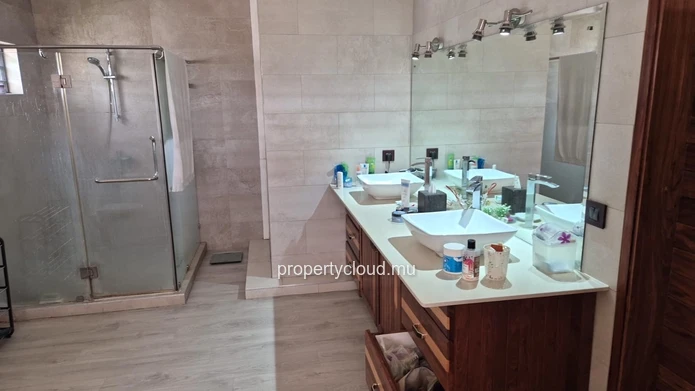 Stunning contemporary 3-bedroom villa with swimming pool – Flic-en-Flac