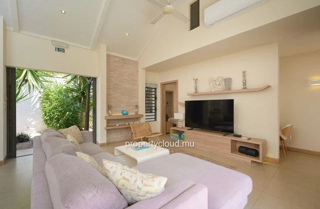 For sale: villa in a prestigious residence accessible to foreigners. Two minutes from the center of Grand Baie.