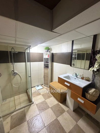 Flic en Flac – For sale: spacious villa of 300 m², 5 bedrooms, located in a quiet residential area