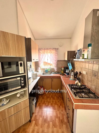 ALBION – FOR SALE – Spacious family villa with separate apartment, swimming pool and garage