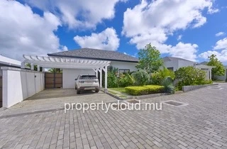 For sale: magnificent villa in a residence accessible to foreigners in Grand Baie, La Salette.