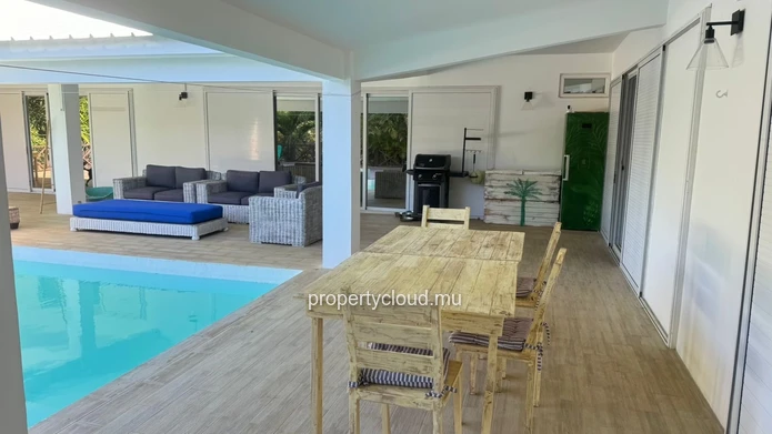 FOR RENT / Large 3-bedroom villa with annex (2 bedrooms) and 2100 m2 of garden / CALODYNE - Mauritius