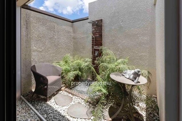 For sale: villa in a prestigious residence accessible to foreigners. Two minutes from the center of Grand Baie.