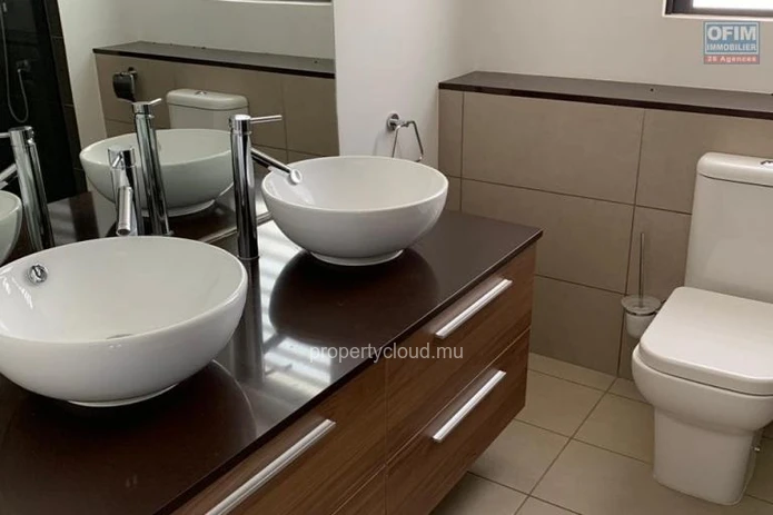 Accessible to foreigners and Mauritians: For sale penthouse in a luxury apartment complex with sea views in Roches No...