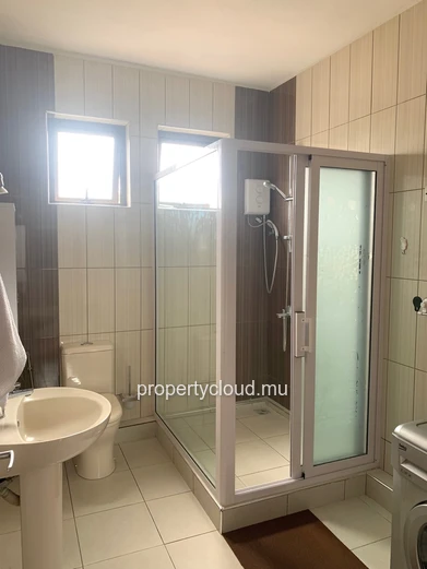 Flic en Flac, recently built 3-bedroom apartment for rent, located in a beautiful residence, 5 minutes walk from the ...