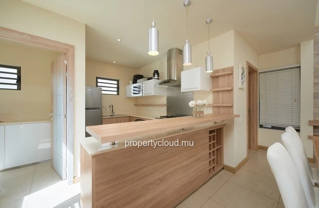 For sale: villa in a prestigious residence accessible to foreigners. Two minutes from the center of Grand Baie.