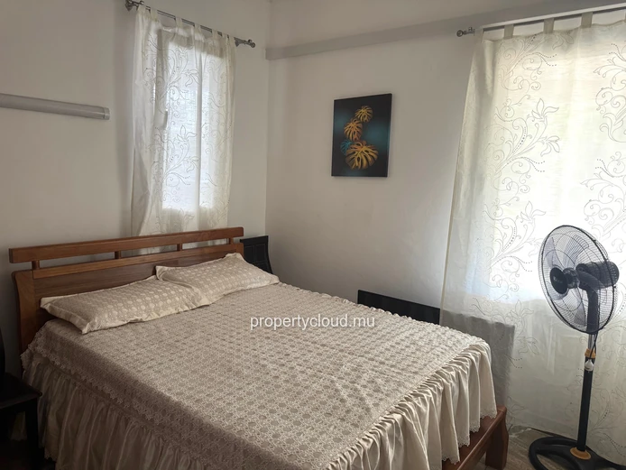 Flic en Flac – For sale: Large villa divided into 2 apartments, 7 bedrooms, a stone's throw from the beach and shops