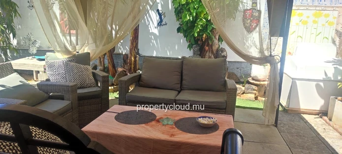 Albion – For sale, 4-bedroom family villa with pool, close to the beach
