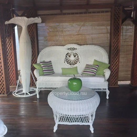 For sale large and comfortable residence of 350 m2 with private swimming pool and beautiful wooded courtyard in Trou ...